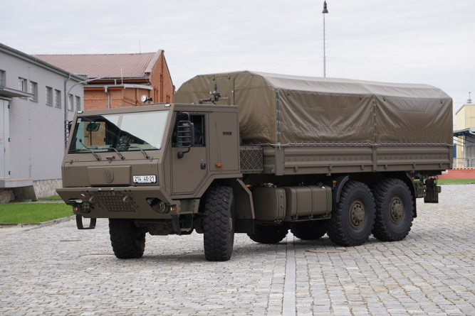 AČR zařadila do výzbroje více než 200 nových valníků Tatra Force