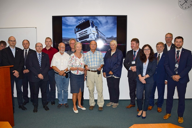 Zástupci kopřivnické TATRA TRUCKS ocenili Hanse Ledwinku in memoriam