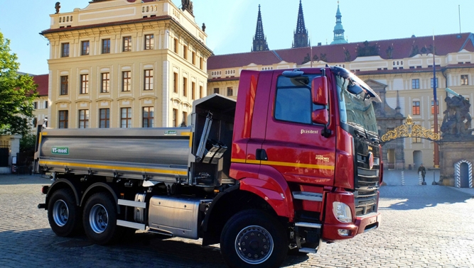 Kardinál Dominik Duka před Pražským hradem slavnostně požehnal automobilu TATRA PHOENIX PRÄSIDENT