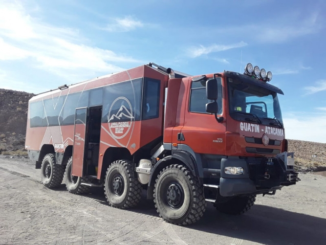 Tatrabus vozí turisty v jihoamerické Atacamě do tisícových výšek