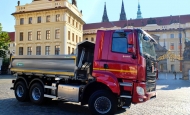 Kardinál Dominik Duka před Pražským hradem slavnostně požehnal automobilu TATRA PHOENIX PRÄSIDENT